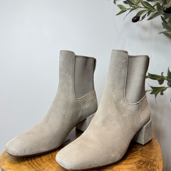 Stuart Weiztman Elegant Gray Suede Ankle Boots - Picture 1 of 8